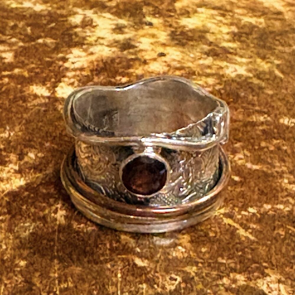 Sterling Silver Mixed Metal Spinner Ring w/ Garnet Size 8.5 - Picture 8 of 9